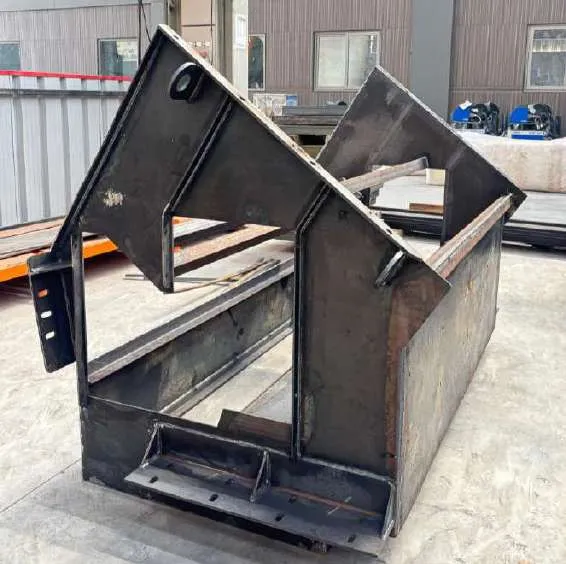 Discharge chute and feed hopper, recycling plant