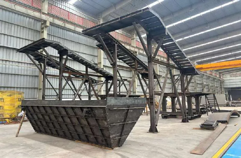 Screen assembly and undersize chute, recycling plant