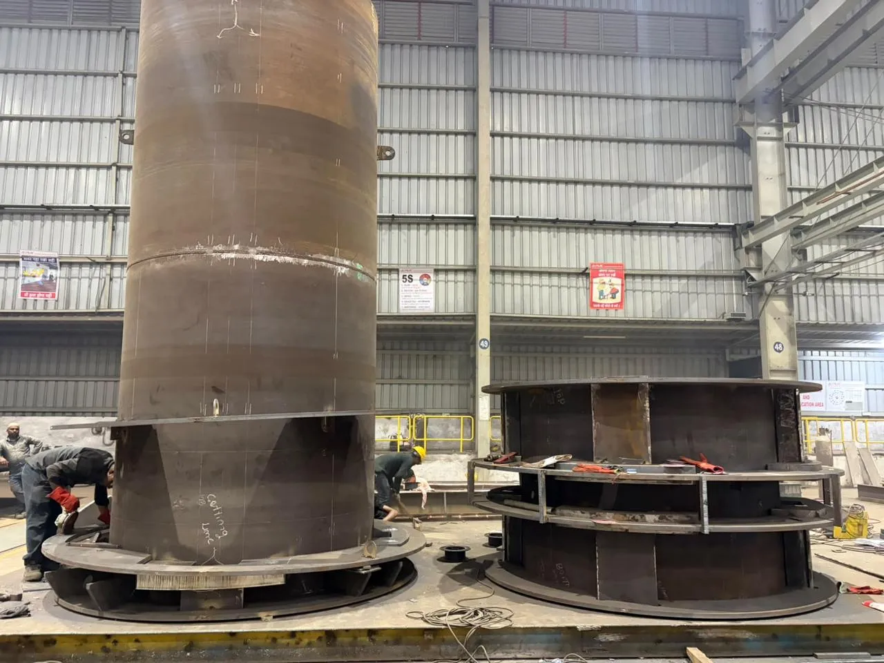 A rolled leg section on its jack-house base: two ring decks with radial stiffeners