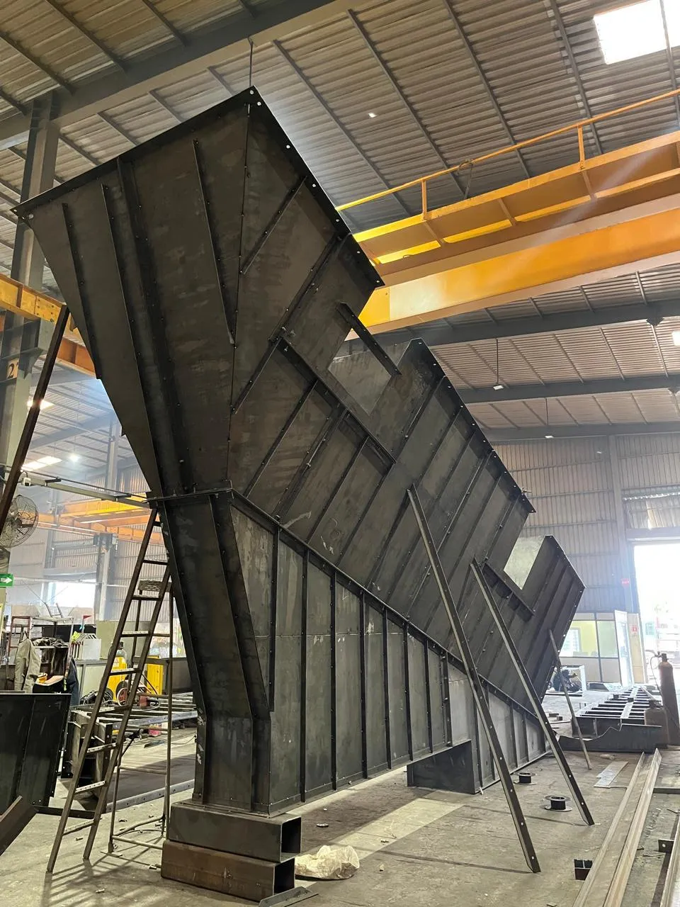 Discharge chute and feed hopper, recycling plant
