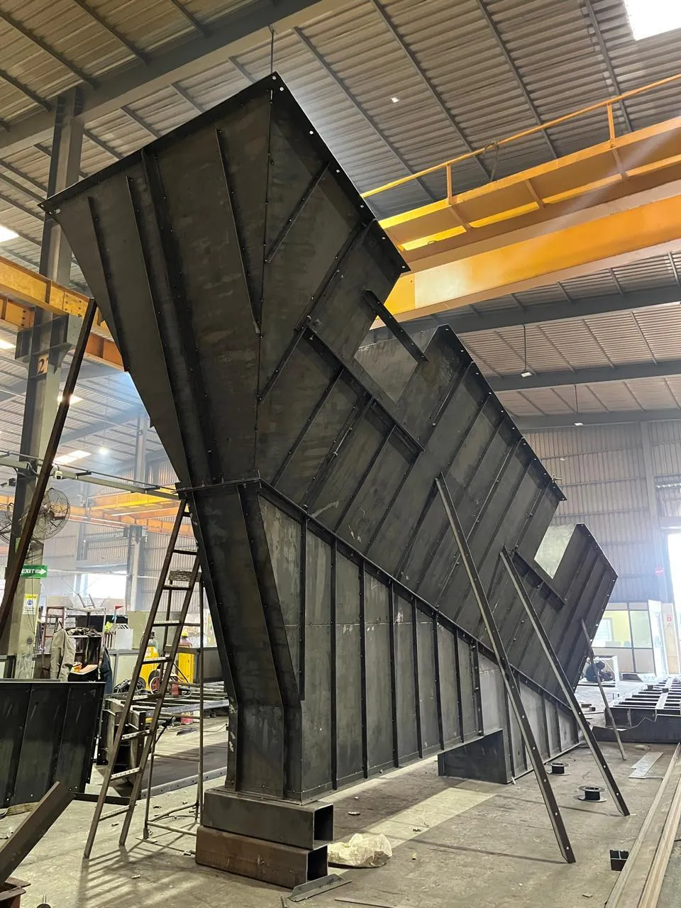 Discharge chute and feed hopper, recycling plant