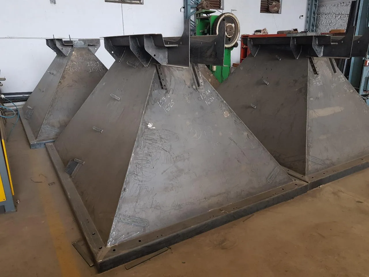 Discharge chute and feed hopper, recycling plant
