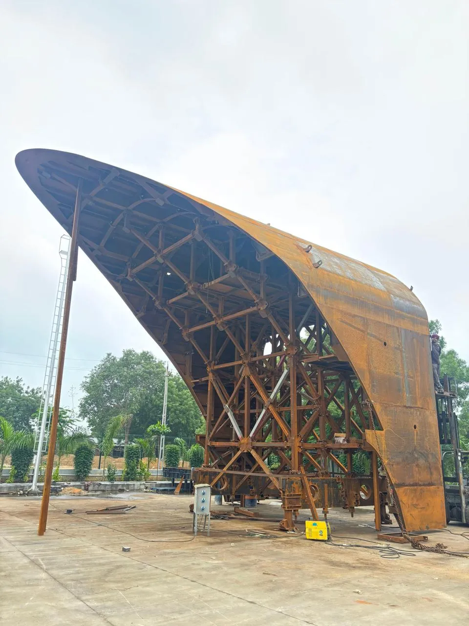 A 28 m steel dome for a house of worship in Kinshasa